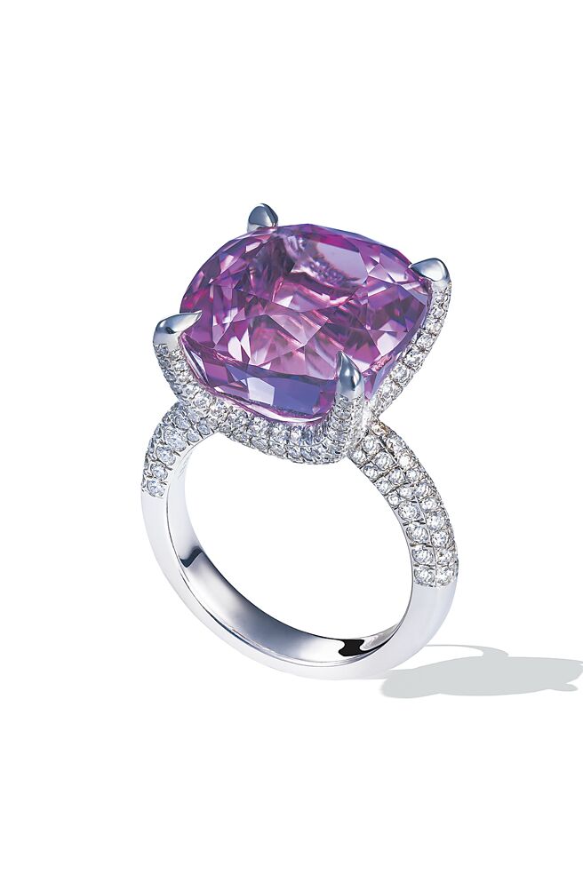 DAMIANI Absolute粉红色孔赛石戒指，63万3000元。（DAMIANI提供）