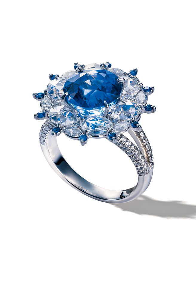 DAMIANI Absolute蓝宝石戒指，300万元。（DAMIANI提供）