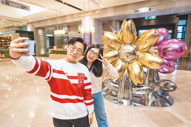 新光三越台北信义新天地A9 Team Hua Hua，散播欢乐带来活力希望。（石智中摄）