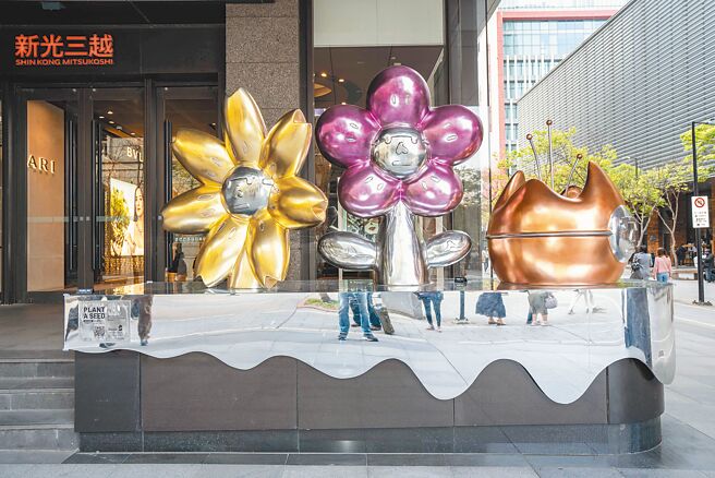 新光三越台北信义新天地A4 Team Hua Hua，充满活力地张开双臂。（石智中摄）
