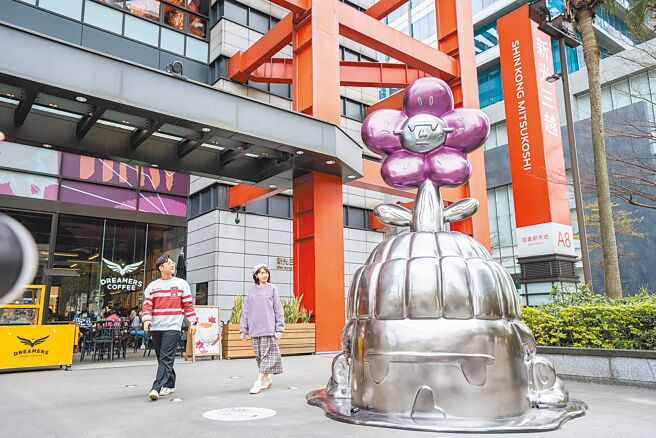 新光三越台北信义新天地A8 Hello World！My Friend. Maskboy with Hua Hua No.01。（石智中摄）