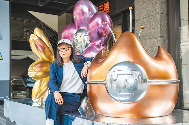 新光三越合作知名跨域艺术家—刘正堃Abei Liu，知名角色Hua Hua大型装置将进驻百货。（石智中摄）