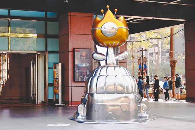 新光三越台中中港店Hello World！My Friend.Maskboy with Hua Hua No.02。（新光三越提供）