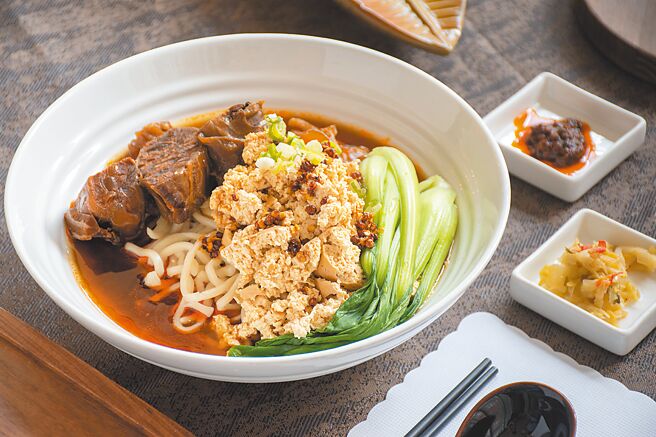 5月底前，每周一内用「逸林臭豆腐牛肉麵」及「剁椒臭豆腐牛肉麵」，享买1送1。（台北中山九昱希尔顿逸林酒店提供）