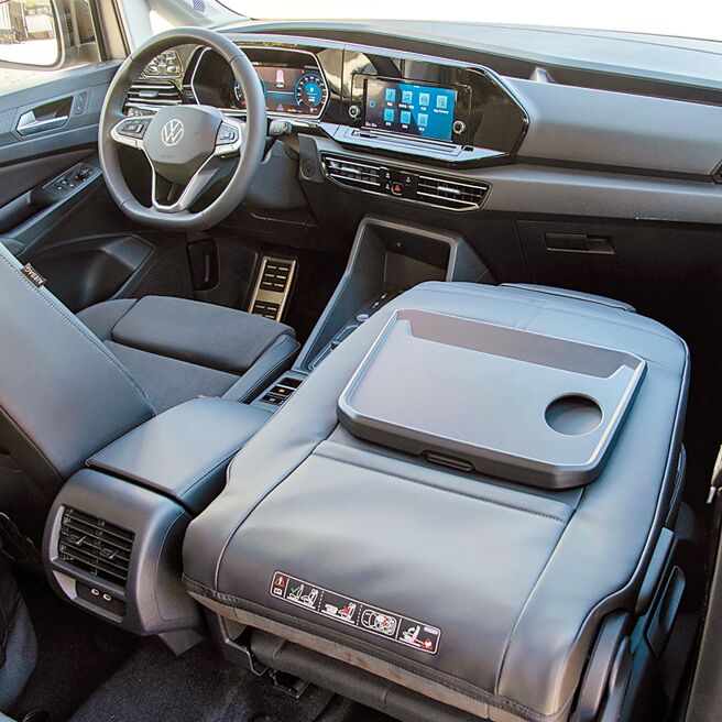 副驾座椅可前倾打平。（陈大任摄）