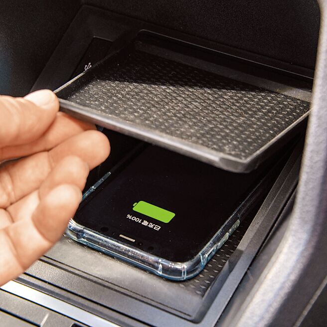 无线充电与收纳设计。（陈大任摄）