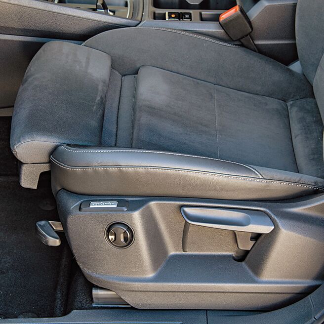 驾驶座电动腰靠功能。（陈大任摄）