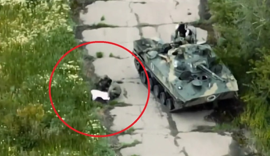 俄羅斯精銳空降部隊的BMD-4裝甲車迷路，組員下車查看地圖。(圖/Youtube)