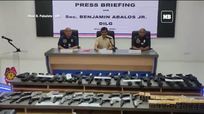 台菲警方合作破获军火库，查扣90把各式长短枪。（翻摄网路）