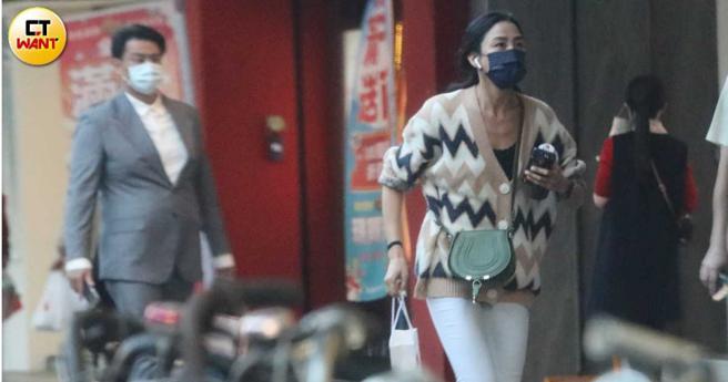 忙完工作买完东西后，张天霖与洪小铃在路上会合。（图／本刊摄影组）