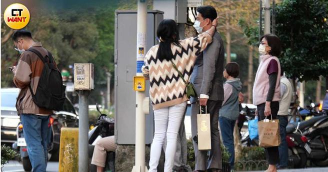 张天霖与洪小铃在路边等过马路，女方温柔地帮忙整理头髮。（图／本刊摄影组）