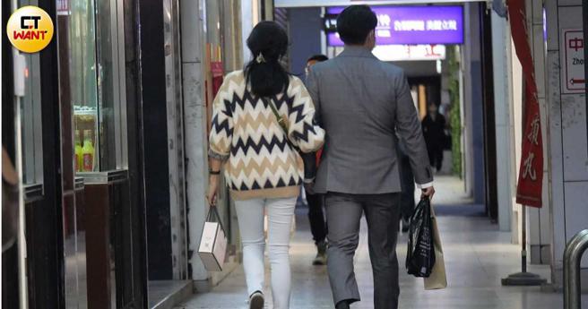 两人在街上时而大方勾手，时而十指紧扣，看得出关系稳定且十分甜蜜。（图／本刊摄影组）