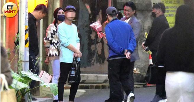 两人到台北市中山区餐厅与友人会合，原来张天霖是带洪小铃参加吴奇隆的聚会。（图／本刊摄影组）