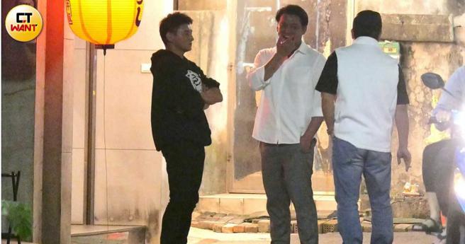 席间张天霖（中）和吴奇隆还在餐厅外与友人放风聊天。（图／本刊摄影组）