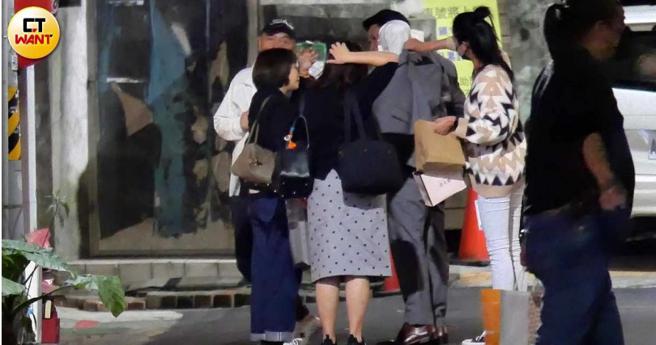 聚会结束，张天霖看起来喝了不少，洪小铃始终在旁照料，还贴心帮忙穿外套。（图／本刊摄影组）