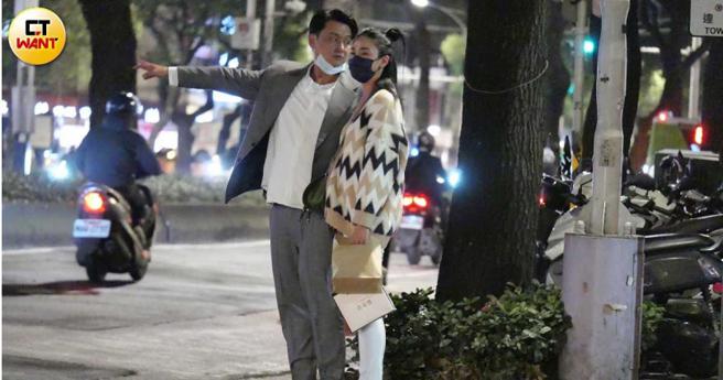 与友人道别后，两人十指紧扣步行到街边搭车。（图／本刊摄影组）