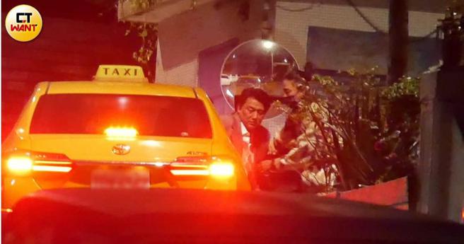 洪小铃陪张天霖回男方新北住处，下车到返家沿途洪小霖一直小心扶着张天霖。（图／本刊摄影组）