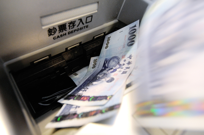 选择登记入帐的民眾，今日早上8点起开放由身分证字号尾数0、1的民眾率先上网登记。（资料照,黄世麒摄）