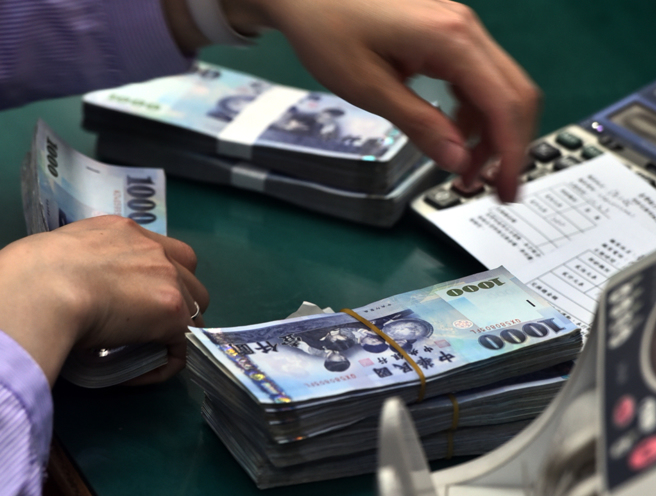 全民普发6千元「登记入帐」开跑！选择登记入帐的民眾，从今(22)日早上8点起开放上网登记。（资料照,顏谦隆摄）