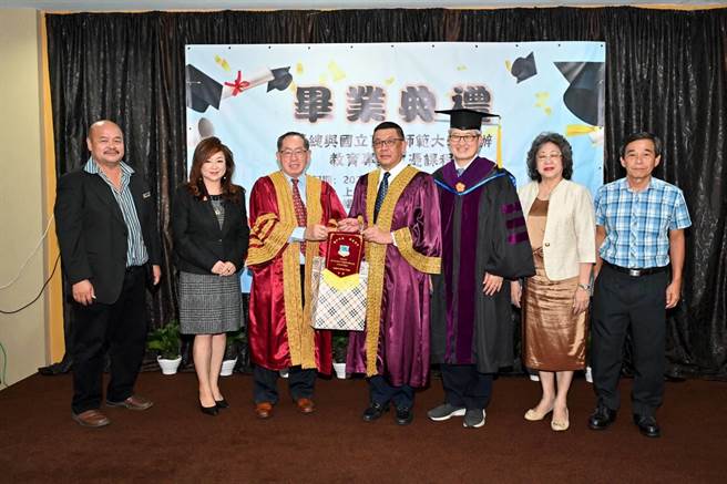 8日高师大校长吴连赏率领教学团队，亲赴马来西亚吉隆坡、沙劳越诗巫及沙巴州亚庇等地举行毕业典礼。