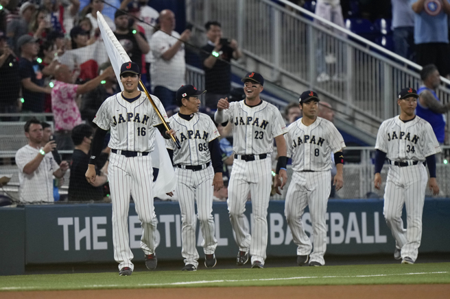 大谷翔平（左）担任日本队掌旗手。（美联社）