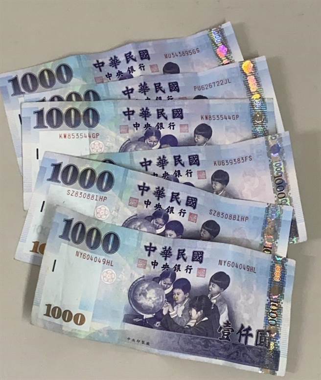 全民普发6000元政策「登记入帐」」22日开跑，台中市警方呼吁，小心被钓鱼讯息诈骗上当。（张妍溱摄）