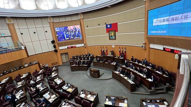 余信宪送「尸位素餐愧对人民」给张善政市府。(蔡依珍摄)