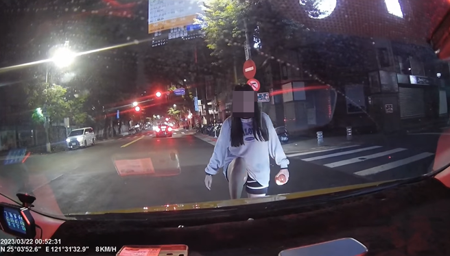 短裤妹衝路上拦计程车「脚踩引擎盖」，运将拒载遭呛：滚！(翻摄脸书爆废公社公开版)