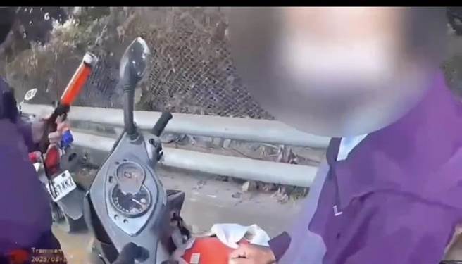 冈山警方于3月18日盘查一名骑车违规的男子，经查为通缉犯。（翻摄照片／林瑞益高雄传真）