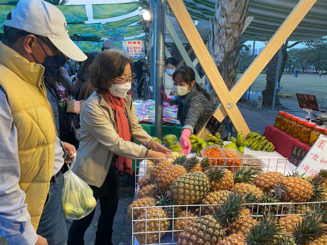随着天气逐渐回暖，神农市集产季蔬果也登场了(高雄市农业局提供)