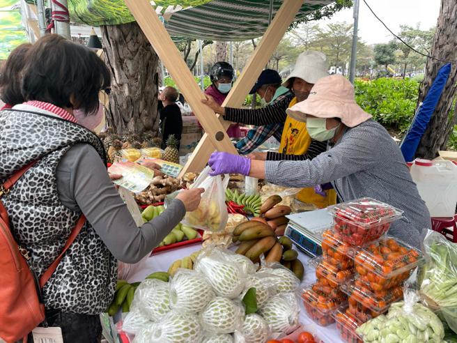 匯集全高雄在地以及中南部优质小农参与的神农市集，随着季节与产季蔬果的不同，有多样化的选择(高雄市农业局提供)