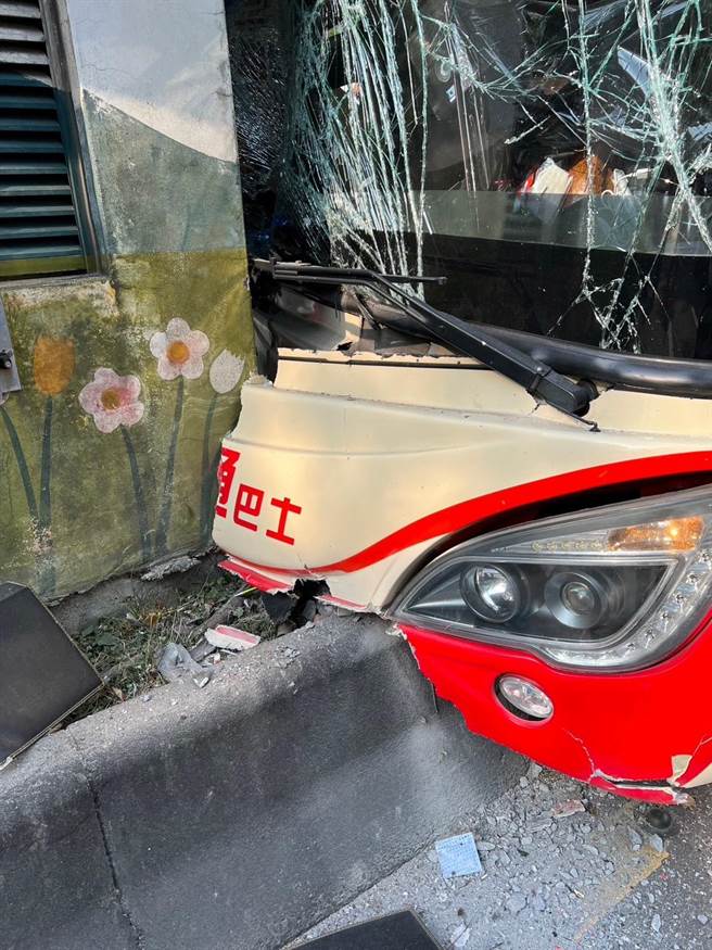 游览车自撞分隔岛，车头「插」进分隔岛上的变电箱，挡风玻璃碎裂。（翻摄画面）