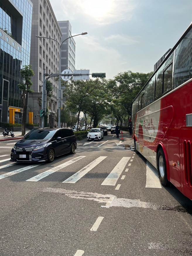 游览车自撞分隔岛。（翻摄画面）