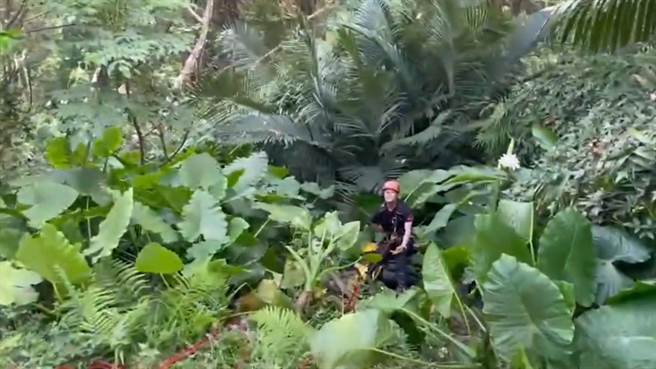 警消以繩索垂將方式到山谷下救援。（消防局第二大隊提供）