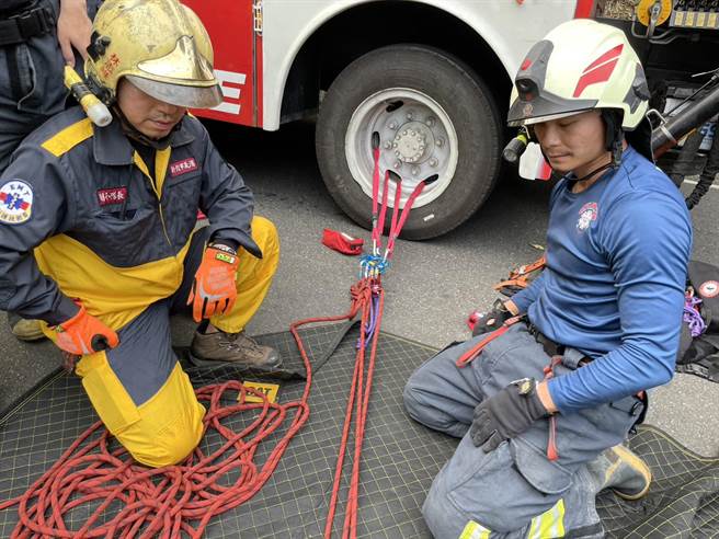 警消以消防車輪設置固定點，讓救援人員繩索垂降。（消防局第二大隊提供降）