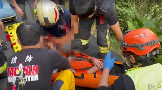 最後楊男被順利救出山谷送醫。（消防局第二大隊提供）