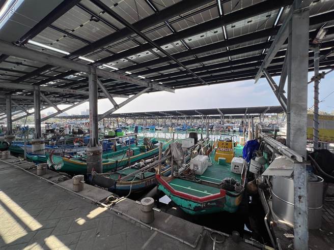 台南安平渔港打造全台第一座渔船码头「光电停车场」。（洪荣志摄）