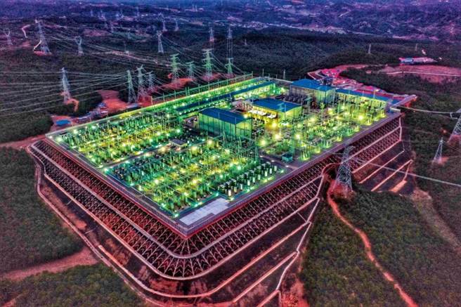 大陆水电告急西南水电大省受衝击。图为云南昆明市的一处「西电东送」大通道换流站。（新华社）