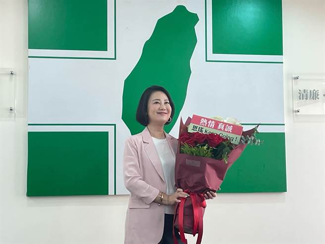 吴思瑶带上16朵玫瑰、海芋，花语分别代表热情、真诚。（刘彦宜摄）