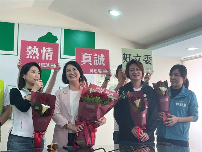 吴思瑶今在台北市议员锺佩玲、陈慈慧、林延凤和陈贤蔚陪同下，领表登记士北立委初选。（刘彦宜摄）