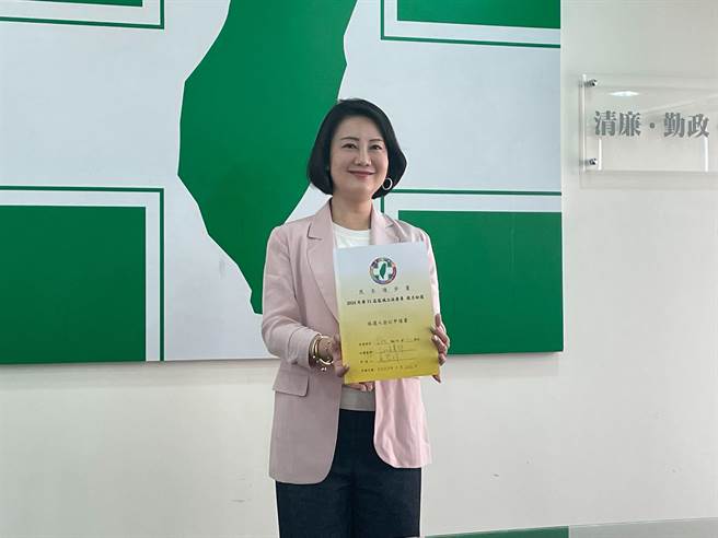 吴思瑶今在台北市议员锺佩玲、陈慈慧、林延凤和陈贤蔚陪同下，领表登记士北立委初选。（刘彦宜摄）
