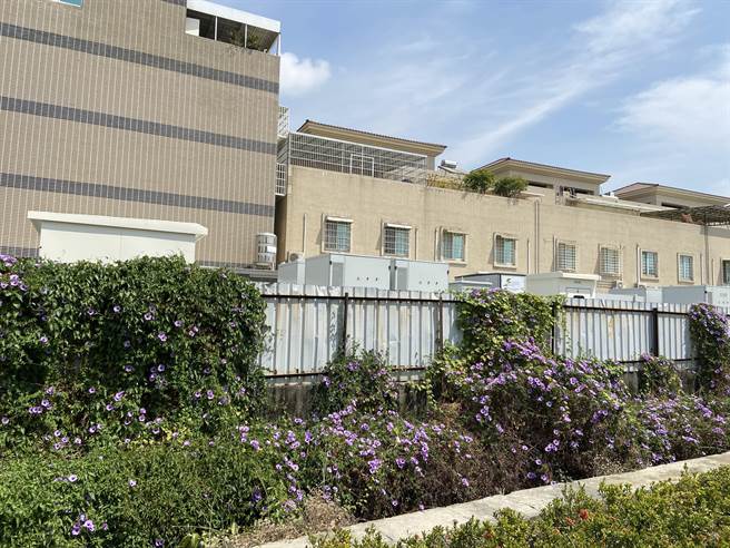 凤山文华里的小型储能厂紧邻住宅。（杨舒婷摄）