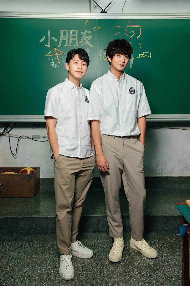 韦礼安（左）和许书豪在新歌MV扮演坏学生。（华纳音乐提供）