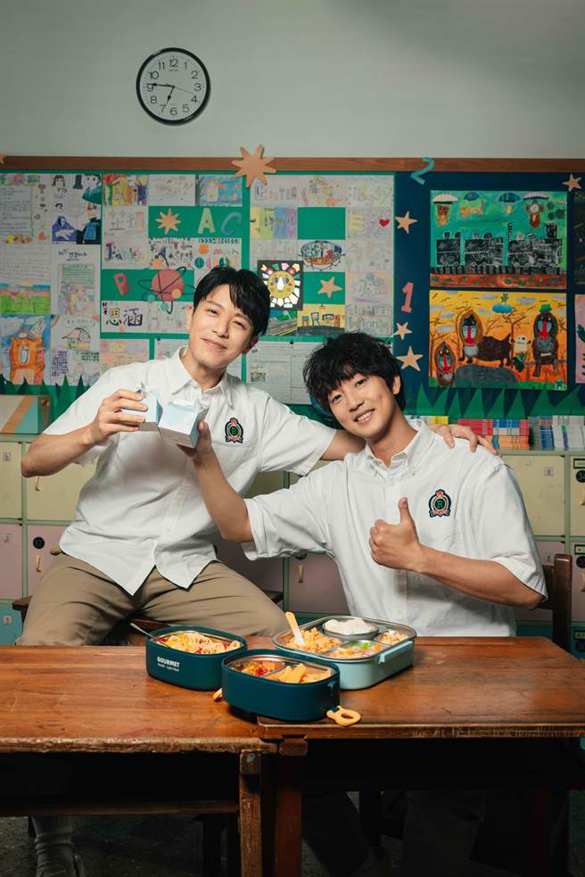 韦礼安（左）和许书豪在新歌MV扮演坏学生。（华纳音乐提供）