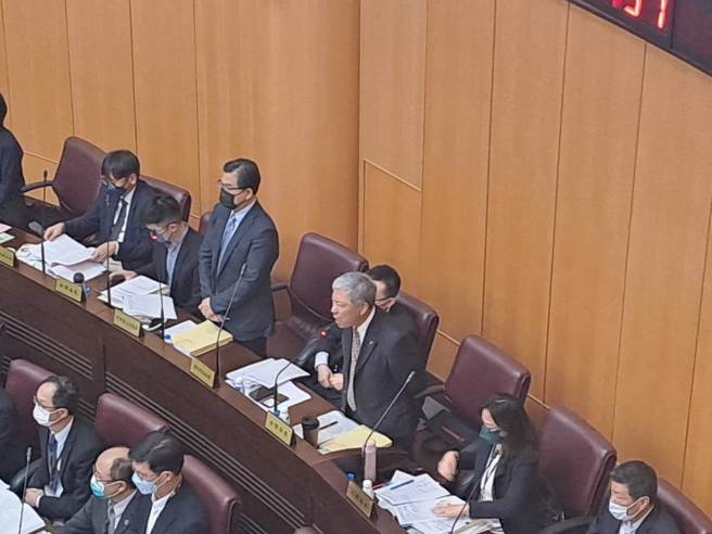 张善政议会施政报告遭绿轰，市府法务局长赖弥鼎（灰白髮者）当场拍桌反呛（蔡依珍／摄）