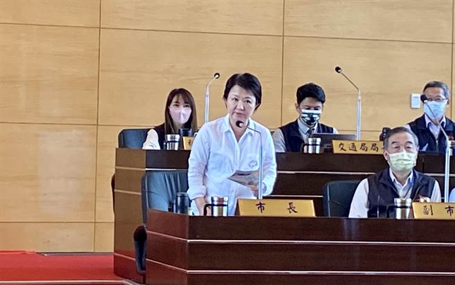 台中市长卢秀燕说为了让巨蛋追加预算早日通过，她愿意道歉。（张亦惠摄）