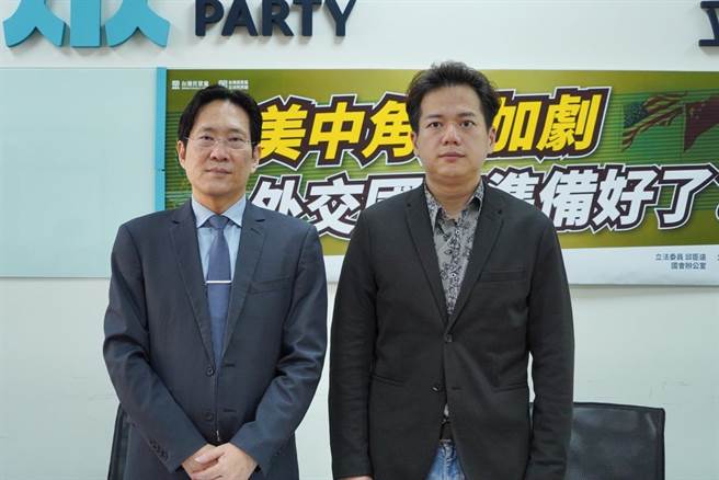 民眾党团今召开记者会，点出美中之间的角力关系牵动着台湾，民进党政府在外交事务上过度倾斜问题，呼吁蔡政府採取「中间、务实、弹性」的外交策略，将台湾在国际上的生存空间最大化。（民眾党团提供／杨亚璇台北传真）