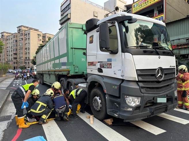 新北市五股71岁张姓老妇不知何原因，走着走着竟直接往大货车前走，结果被绿灯直行的大货车撞倒，所幸没有被辗过，但仍造成肋骨骨折致气胸，右脚擦挫伤。(黄敬文摄)