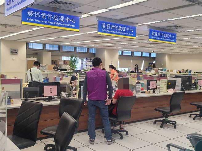 廖男弟媳為了完成婆婆遺願，親自到新北分署繳清大伯欠繳的罰鍰。（新北分署提供）