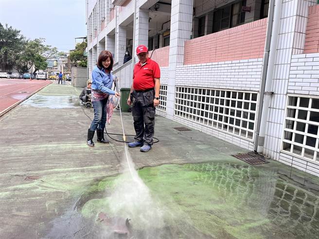 ▲基隆市副市长邱佩琳（左）体验协会洗地的过程。（基隆市政府提供／徐佑升基隆传真）